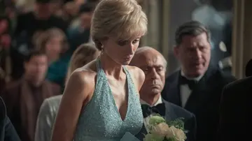 Elizabeth Debicki como Lady Di en una escena de 'The Crown' que recrea la llegada de Lady Di sola a un evento.