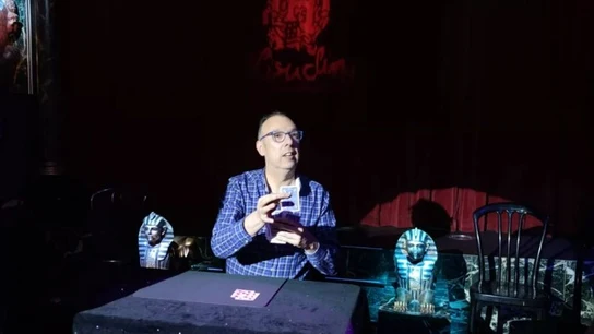 Muere el mago Arsenio Puro tras sufrir un infarto en plena actuación en Madrid. Muere el mago Arsenio Puro tras sufrir un infarto en plena actuación en Madrid.