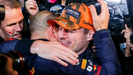 Max Verstappen celebrando su segundo título de campeón del mundo Max Verstappen celebrando su segundo título de campeón del mundo