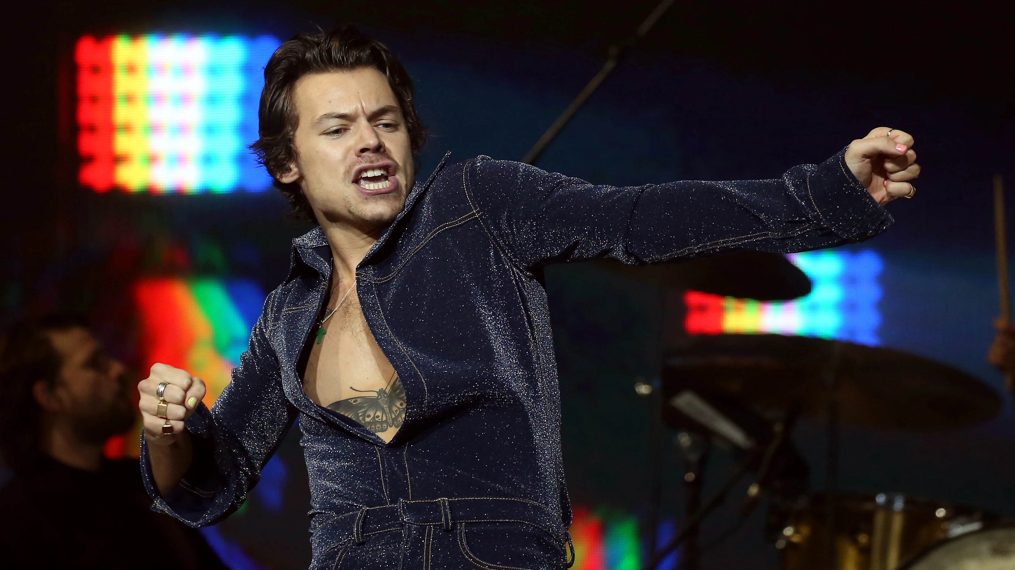 Harry Styles recibe un botellazo en la entrepierna de uno de sus seguidores durante un concierto