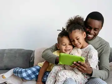 Una familia con una tableta Una familia con una tableta