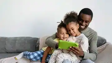 Una familia con una tableta