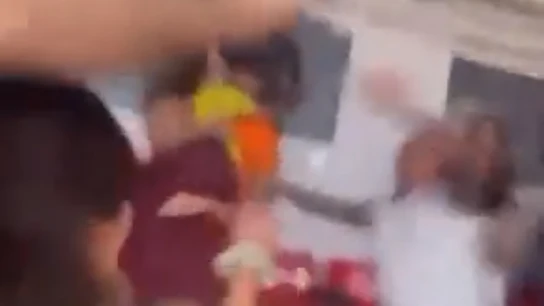 Un entrenador salta a la grada para agredir a un aficionado Un entrenador salta a la grada para agredir a un aficionado