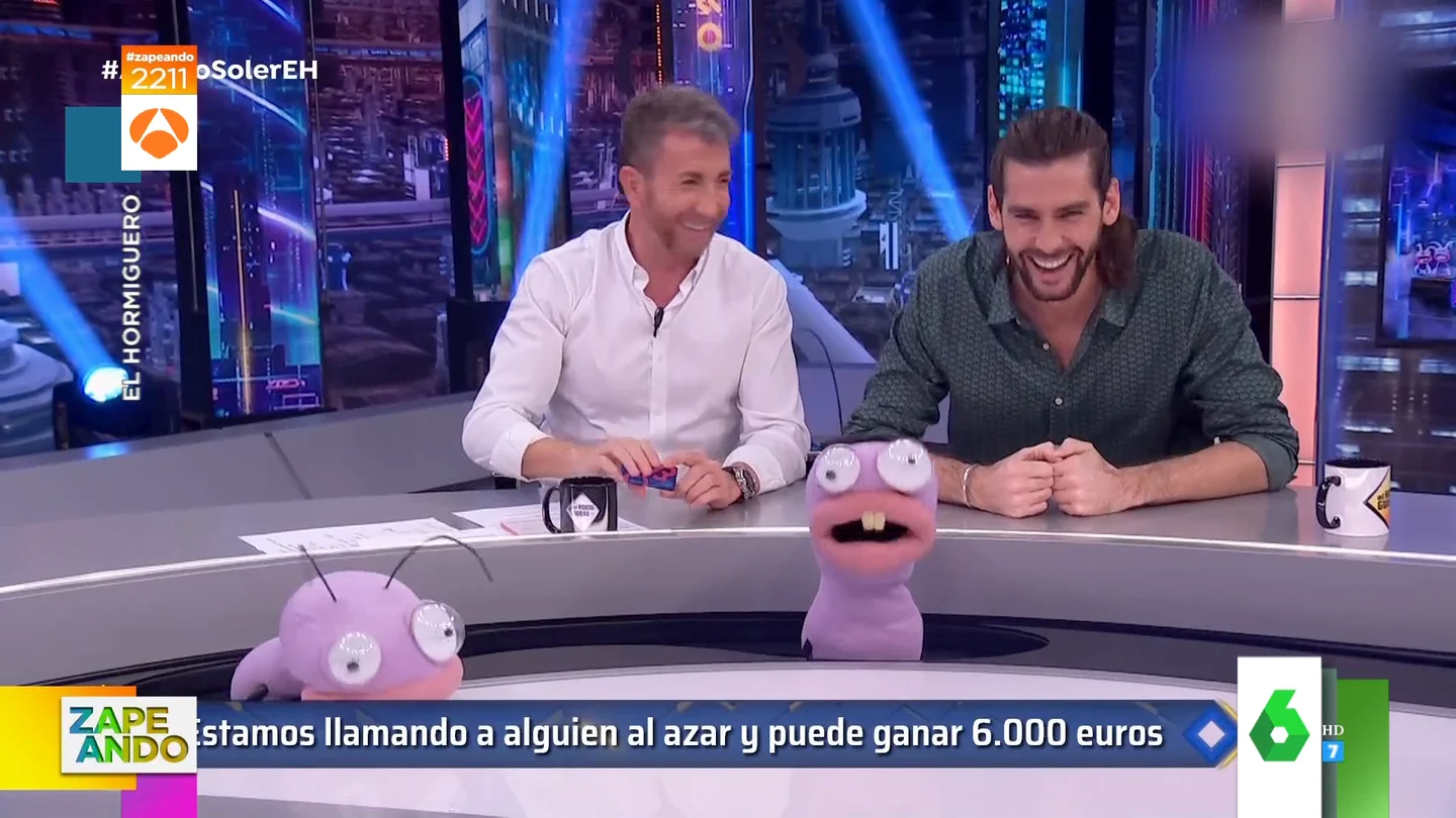 "Y yo estoy aquí con mi abuela": el 'vacile' de un hombre a Pablo Motos y Álvaro Soler al recibir la llamada de El Hormiguero "Y yo estoy aquí con mi abuela": el 'vacile' de un hombre a Pablo Motos y Álvaro Soler al recibir la llamada de El Hormiguero