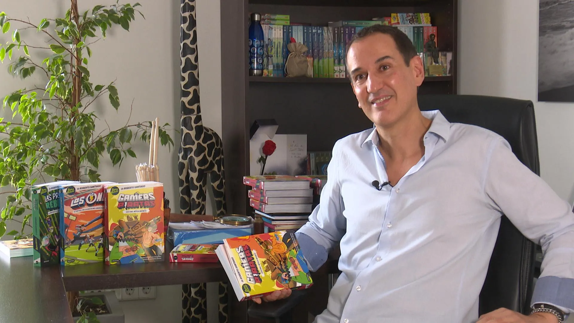El escritor Roberto Santiago