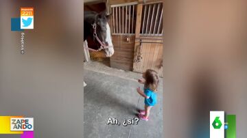 El tierno vídeo viral de un caballo que responde a una niña