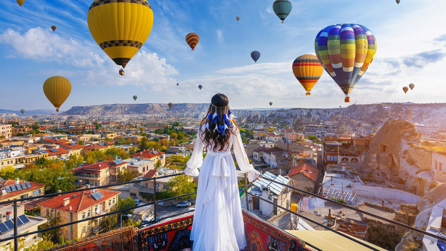Mujer mirando los globos aerostáticos en Capadocia, Turquía Mujer mirando los globos aerostáticos en Capadocia, Turquía