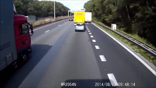 El escalofriante vídeo con el que la Guardia Civil advierte del peligro de tomar mal una salida de autovía El escalofriante vídeo con el que la Guardia Civil advierte del peligro de tomar mal una salida de autovía