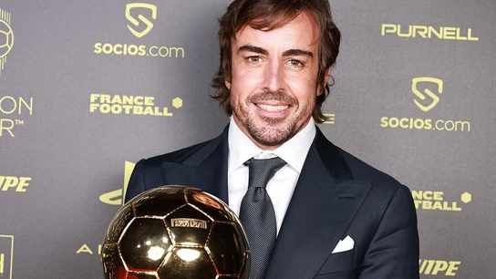 Fernando Alonso, con el Balón de Oro Fernando Alonso, con el Balón de Oro