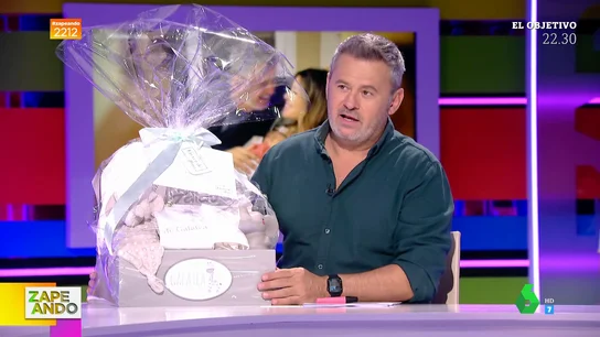 "Os quiero mucho": el equipo de Zapeando sorprende en directo a Miki Nadal con un regalo para Galatea "Os quiero mucho": el equipo de Zapeando sorprende en directo a Miki Nadal con un regalo para Galatea