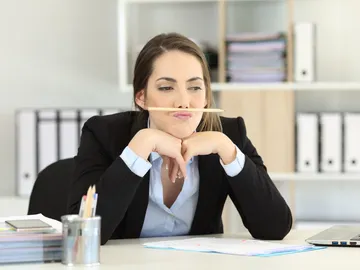 Mujer aburrida perdiendo el tiempo Mujer aburrida perdiendo el tiempo