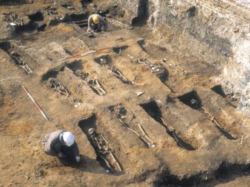 Los investigadores extrajeron el ADN de los restos de las personas enterradas en las fosas de la peste de East Smithfield (Londres)