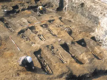 Los investigadores extrajeron el ADN de los restos de las personas enterradas en las fosas de la peste de East Smithfield (Londres) Los investigadores extrajeron el ADN de los restos de las personas enterradas en las fosas de la peste de East Smithfield (Londres)