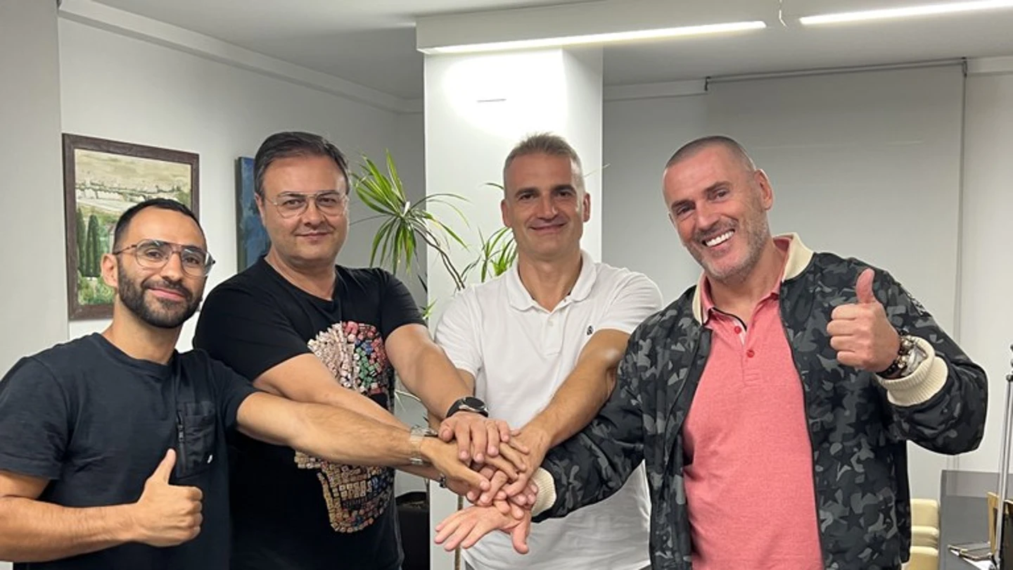 El alcalde de Premià (el que viste de blanco), junto a miembros de la empresa Desokupa. El alcalde de Premià (el que viste de blanco), junto a miembros de la empresa Desokupa.