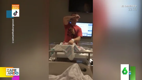 El momento en el que un padre cambia el pañal a su hijo y este le mea en el ojo El momento en el que un padre cambia el pañal a su hijo y este le mea en el ojo