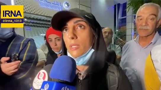 En esta imagen tomada de un video de la agencia de noticias estatal IRNA de Irán, la escaladora competitiva iraní Elnaz Rekabi habla con los periodistas en el Aeropuerto Internacional Imam Khomeini en Teherán, Irán, el miércoles 19 de octubre de 2022. En esta imagen tomada de un video de la agencia de noticias estatal IRNA de Irán, la escaladora competitiva iraní Elnaz Rekabi habla con los periodistas en el Aeropuerto Internacional Imam Khomeini en Teherán, Irán, el miércoles 19 de octubre de 2022.