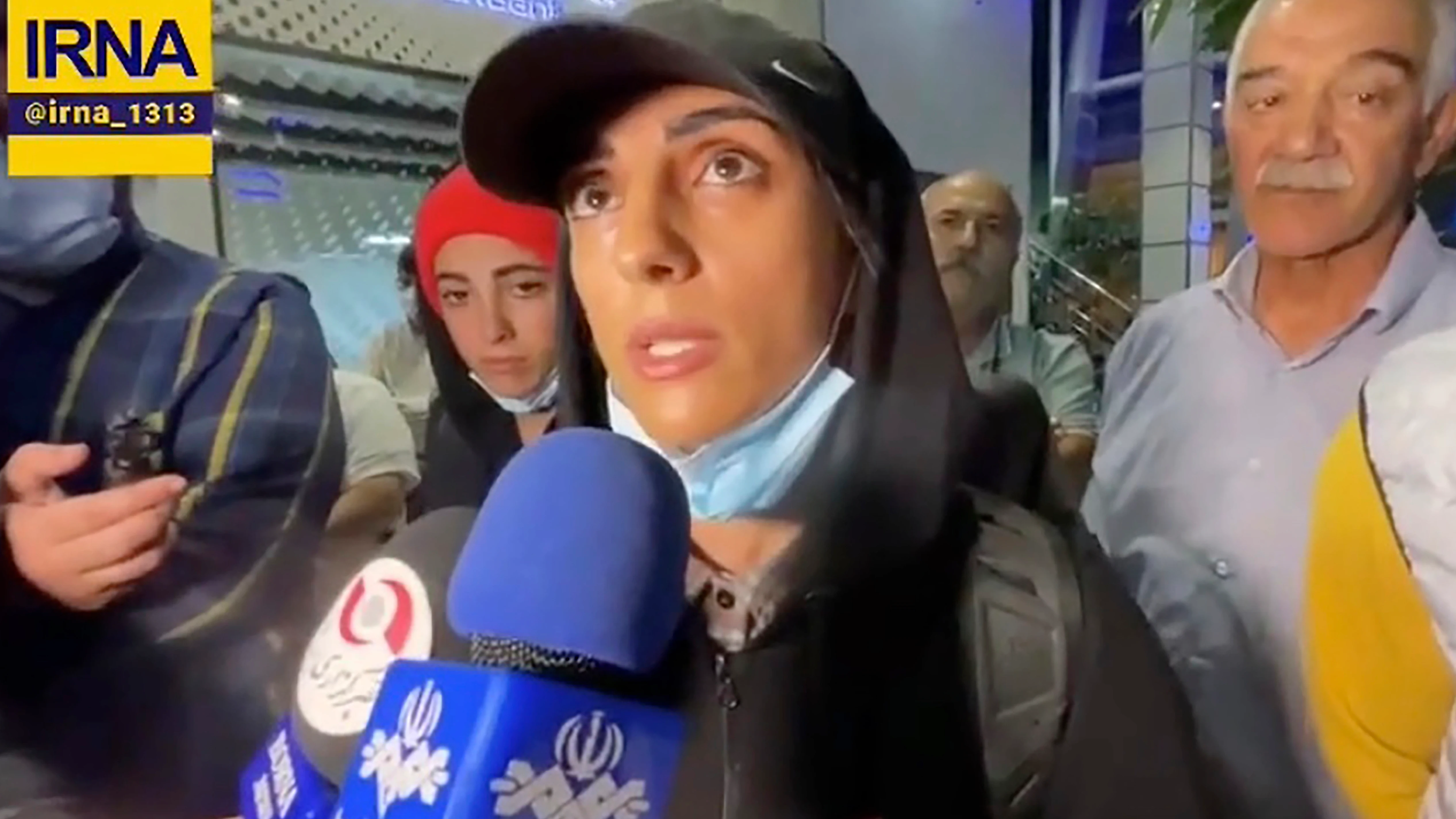 En esta imagen tomada de un video de la agencia de noticias estatal IRNA de Irán, la escaladora competitiva iraní Elnaz Rekabi habla con los periodistas en el Aeropuerto Internacional Imam Khomeini en Teherán, Irán, el miércoles 19 de octubre de 2022. 