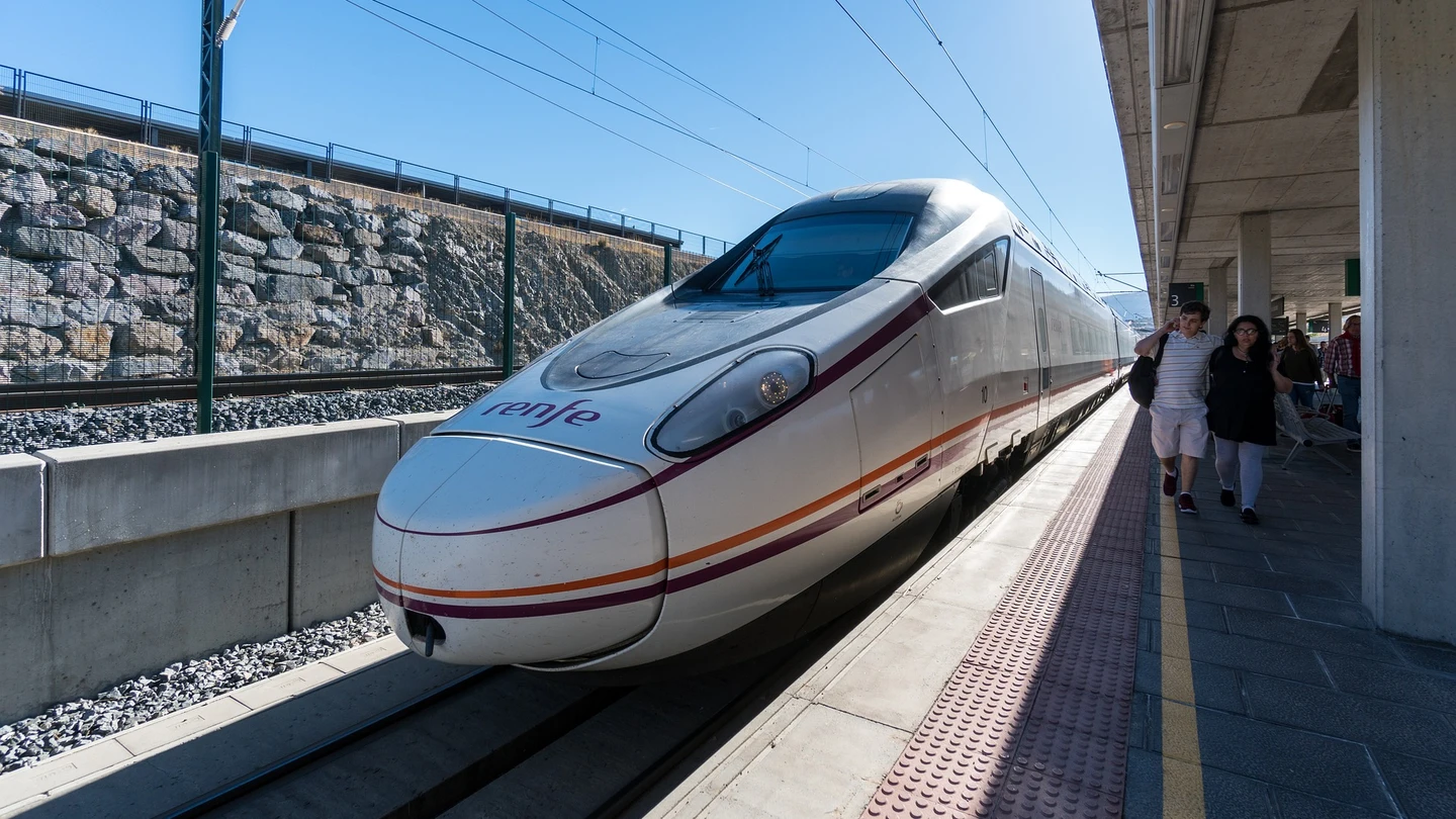 Tren de alta velocidad de Renfe en una estación Tren de alta velocidad de Renfe en una estación