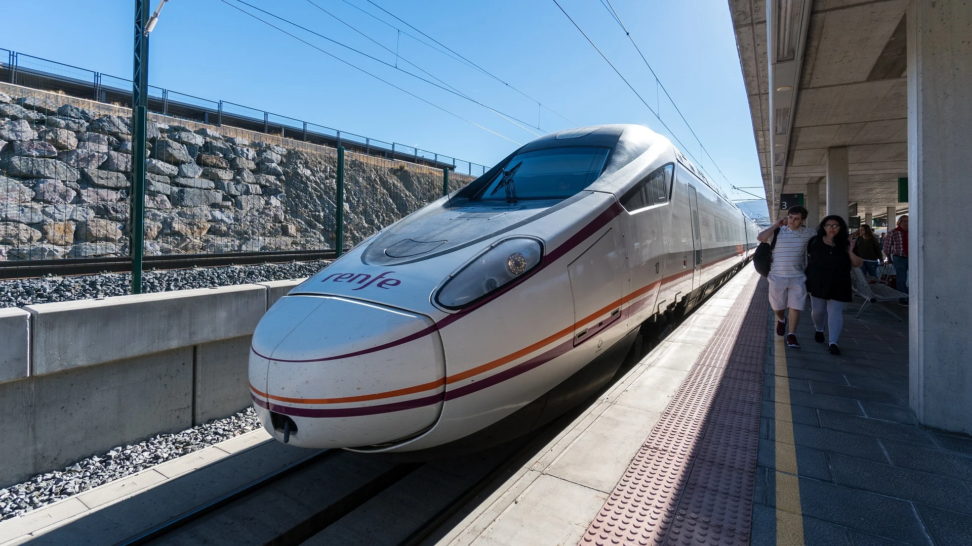 Tren de alta velocidad de Renfe en una estación