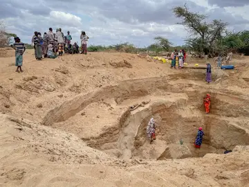 En Wayu Boru (kenia), algunos pastores han excavado con sus propias manos pozos de unos diez metros de profundidad En Wayu Boru (kenia), algunos pastores han excavado con sus propias manos pozos de unos diez metros de profundidad