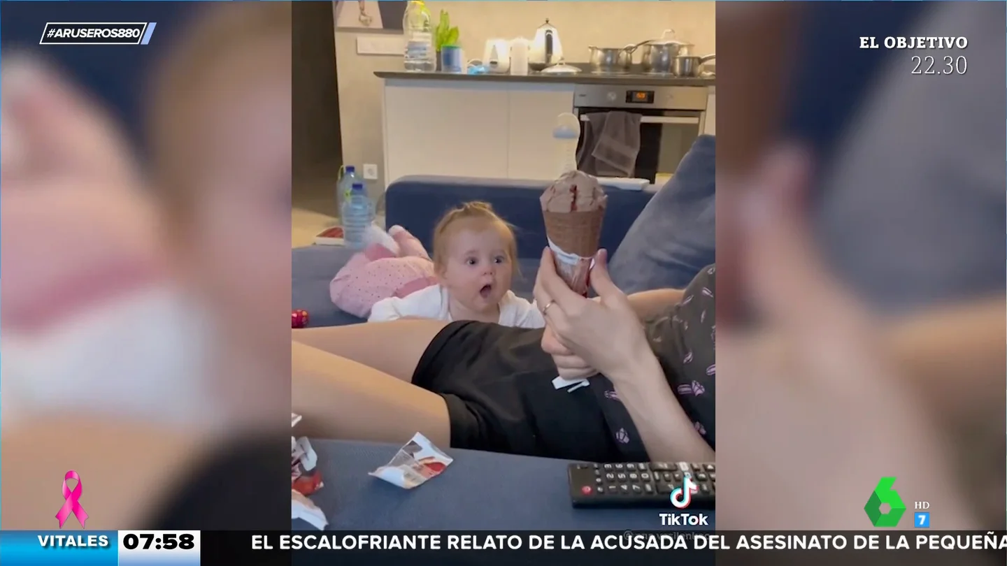La divertida reacción de este bebé cuando ve a su madre comer helado La divertida reacción de este bebé cuando ve a su madre comer helado