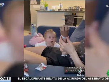 La divertida reacción de este bebé cuando ve a su madre comer helado