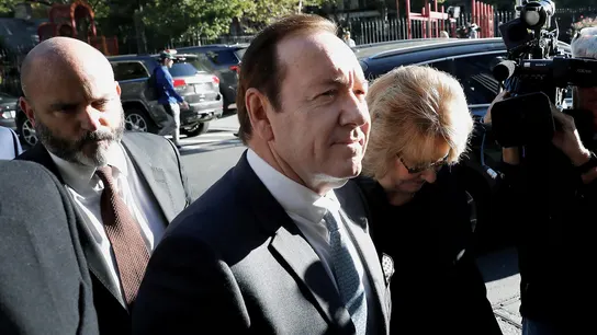 Kevin Spacey se emociona al defender su inocencia de las acusaciones de abuso sexual: "Me alentaron a disculparme" Kevin Spacey se emociona al defender su inocencia de las acusaciones de abuso sexual: "Me alentaron a disculparme"