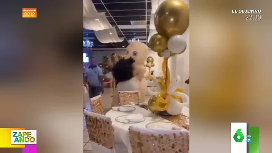 La surrealista pelea entre dos bebés gigantes en una fiesta infantil La surrealista pelea entre dos bebés gigantes en una fiesta infantil