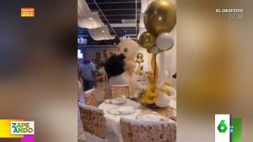 La surrealista pelea entre dos bebés gigantes en una fiesta infantil