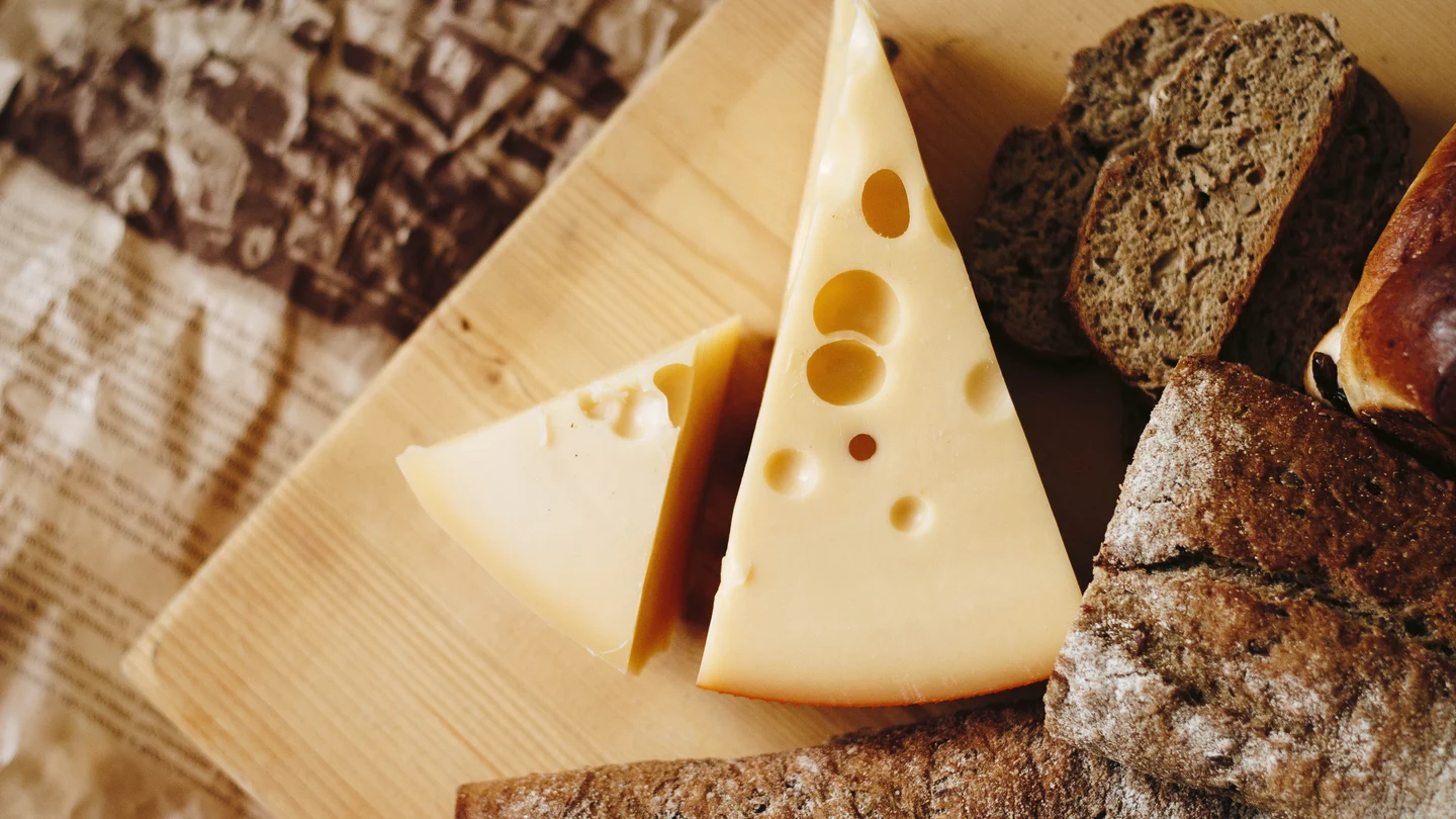 Un poco de queso, rico en calcio. Un poco de queso, rico en calcio.