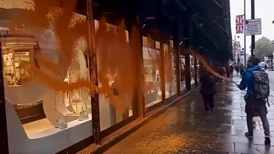 Activistas de "Just Stop Oil" arrojan pintura naranja en el edificio de Harrods en Londres Activistas de "Just Stop Oil" arrojan pintura naranja en el edificio de Harrods en Londres