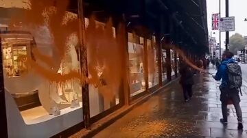 Activistas de "Just Stop Oil" arrojan pintura naranja en el edificio de Harrods en Londres 