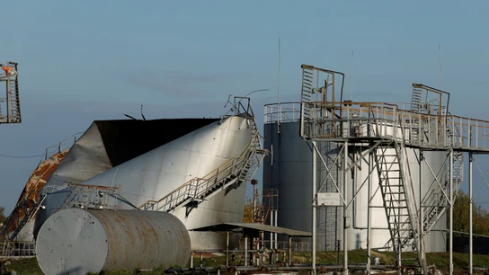 Un tanque de combustible dañado por los ataques rusos en Kupiansk (Ucrania) Un tanque de combustible dañado por los ataques rusos en Kupiansk (Ucrania)