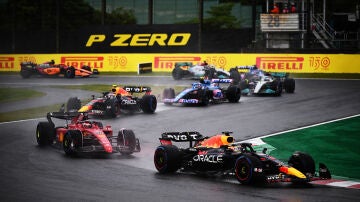 Varios monoplazas, durante el GP de Japón
