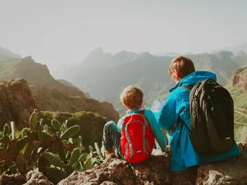 Dos personas en una montaña en las Islas Canarias Dos personas en una montaña en las Islas Canarias