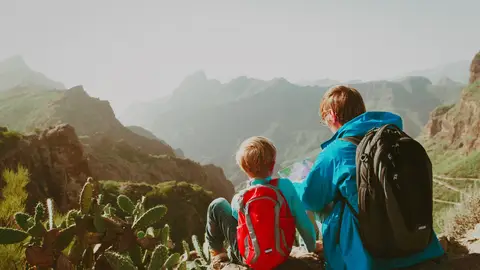 Dos personas en una montaña en las Islas Canarias Dos personas en una montaña en las Islas Canarias