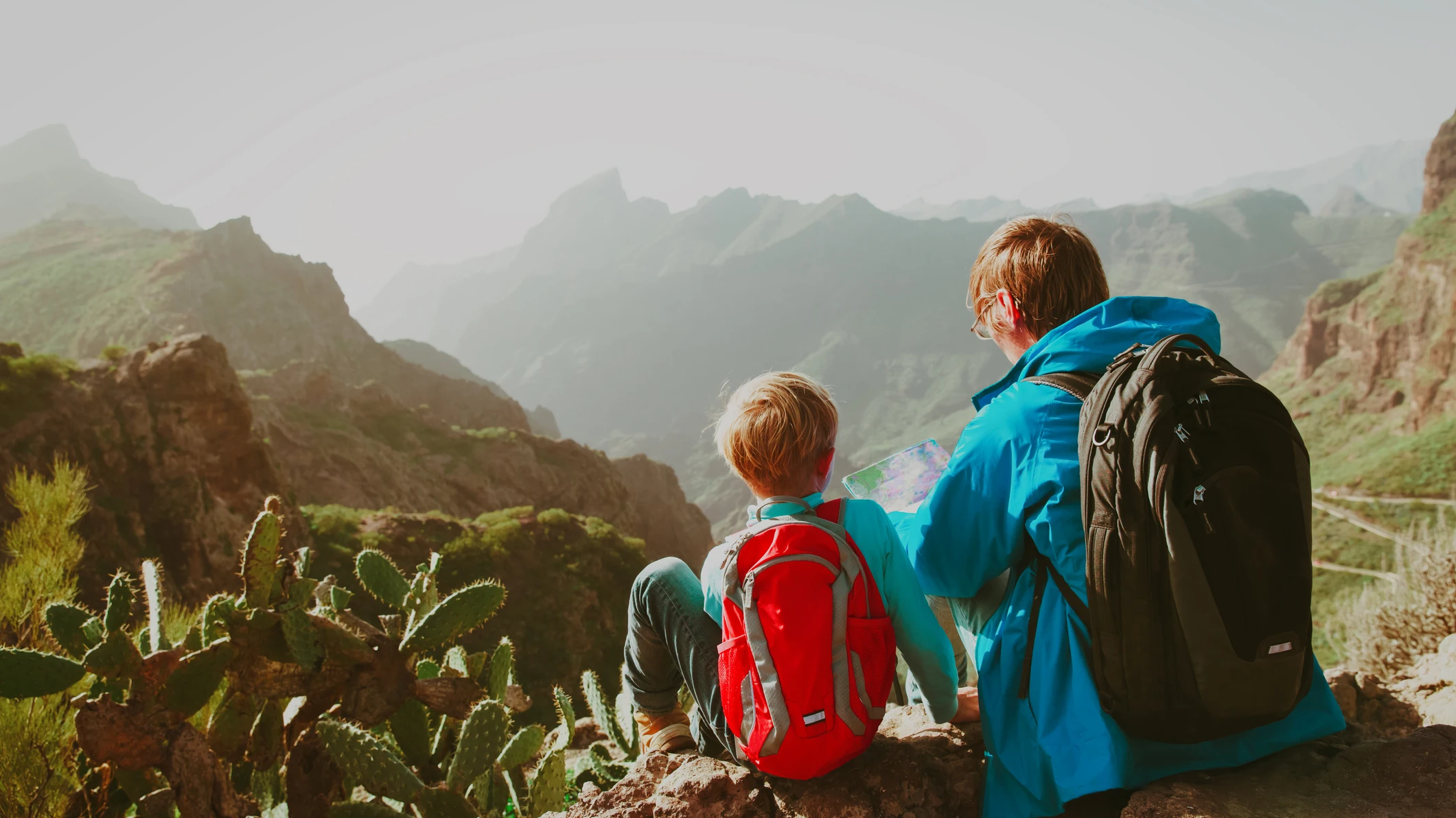 Dos personas en una monta&ntilde;a en las Islas Canarias