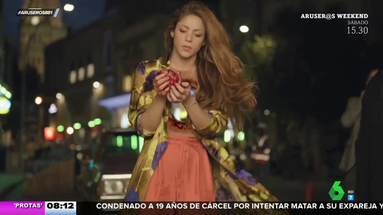 Shakira llora mientras recoge su corazón pisoteado del suelo en su nuevo videoclip Shakira llora mientras recoge su corazón pisoteado del suelo en su nuevo videoclip