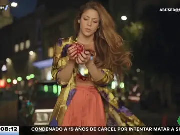 Shakira llora mientras recoge su corazón pisoteado del suelo en su nuevo videoclip