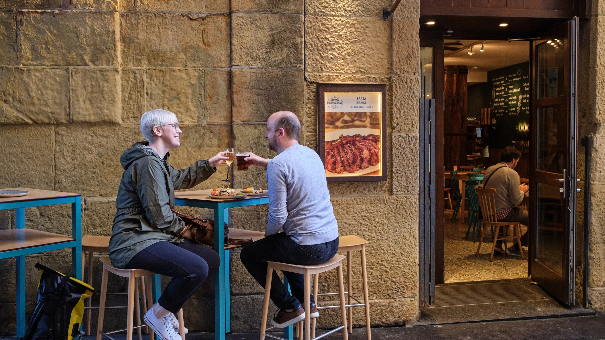Dos personas de tapas por Madrid