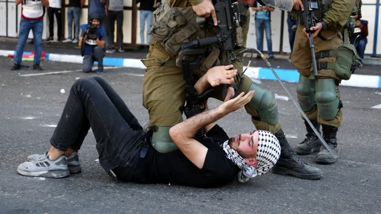 Soldados israelíes arrestan a un hombre palestino durante enfrentamientos tras una protesta en el centro de la ciudad de Hebrón, Cisjordania Soldados israelíes arrestan a un hombre palestino durante enfrentamientos tras una protesta en el centro de la ciudad de Hebrón, Cisjordania