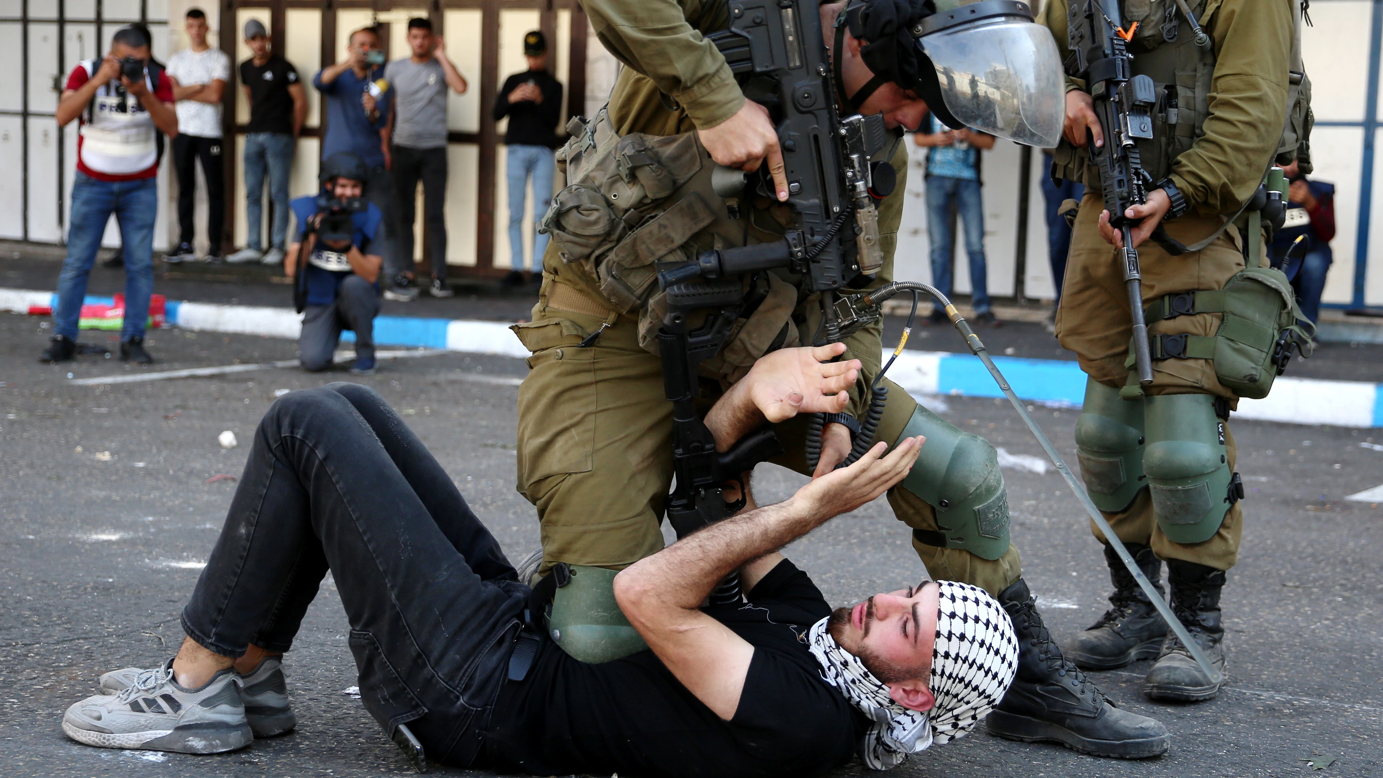 Soldados israelíes arrestan a un hombre palestino durante enfrentamientos tras una protesta en el centro de la ciudad de Hebrón, Cisjordania