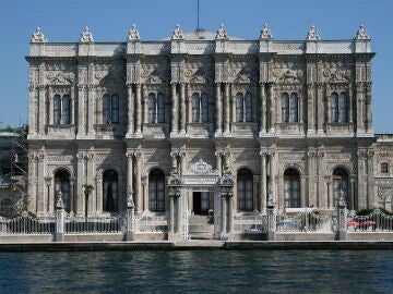 Palacio Dolmabahçe guarda la mayor colección de candelabros de cristal de Bohemia del mundo