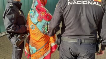 Imagen del momento de la detención de un matrimonio pakistaní en Logroño