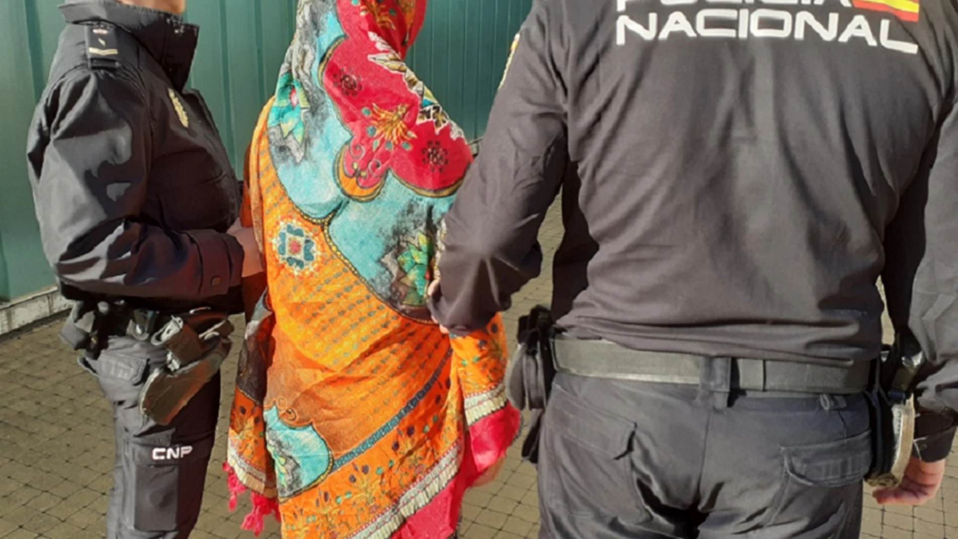 Imagen del momento de la detención de un matrimonio pakistaní en Logroño