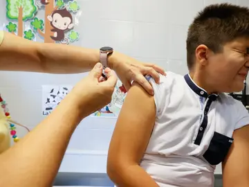 Una enfermera aplica la vacuna contra el papiloma humano, en el centro de Salud de Lalín, Pontevedra. 