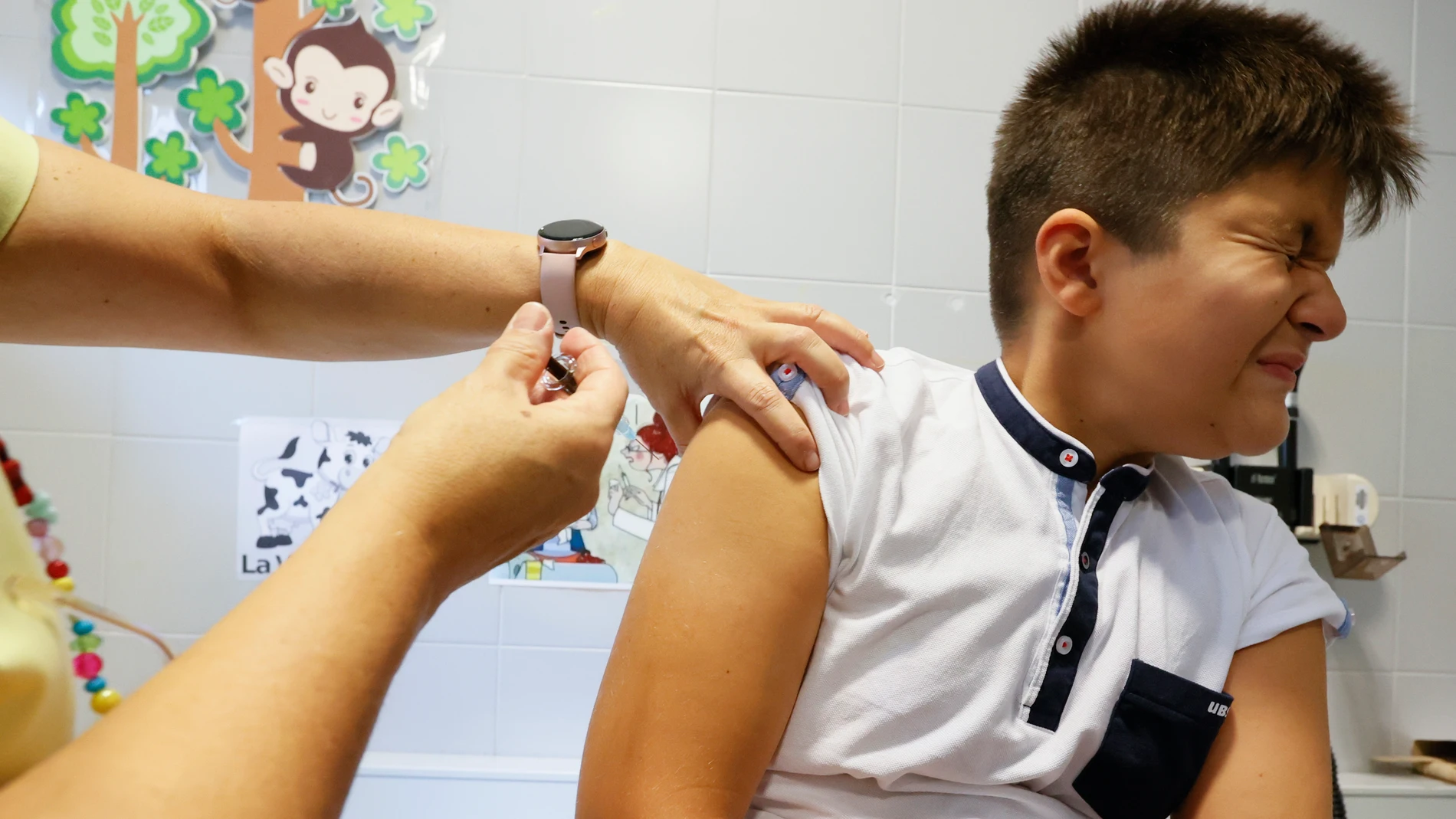 Una enfermera aplica la vacuna contra el papiloma humano, en el centro de Salud de Lalín, Pontevedra. 