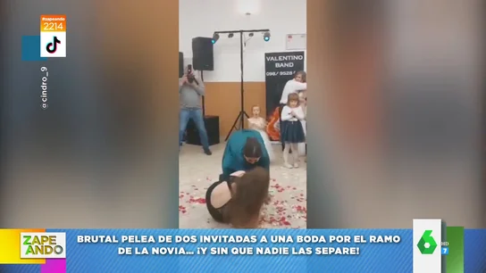 La pelea entre dos invitadas por conseguir el ramo de novia La pelea entre dos invitadas por conseguir el ramo de novia