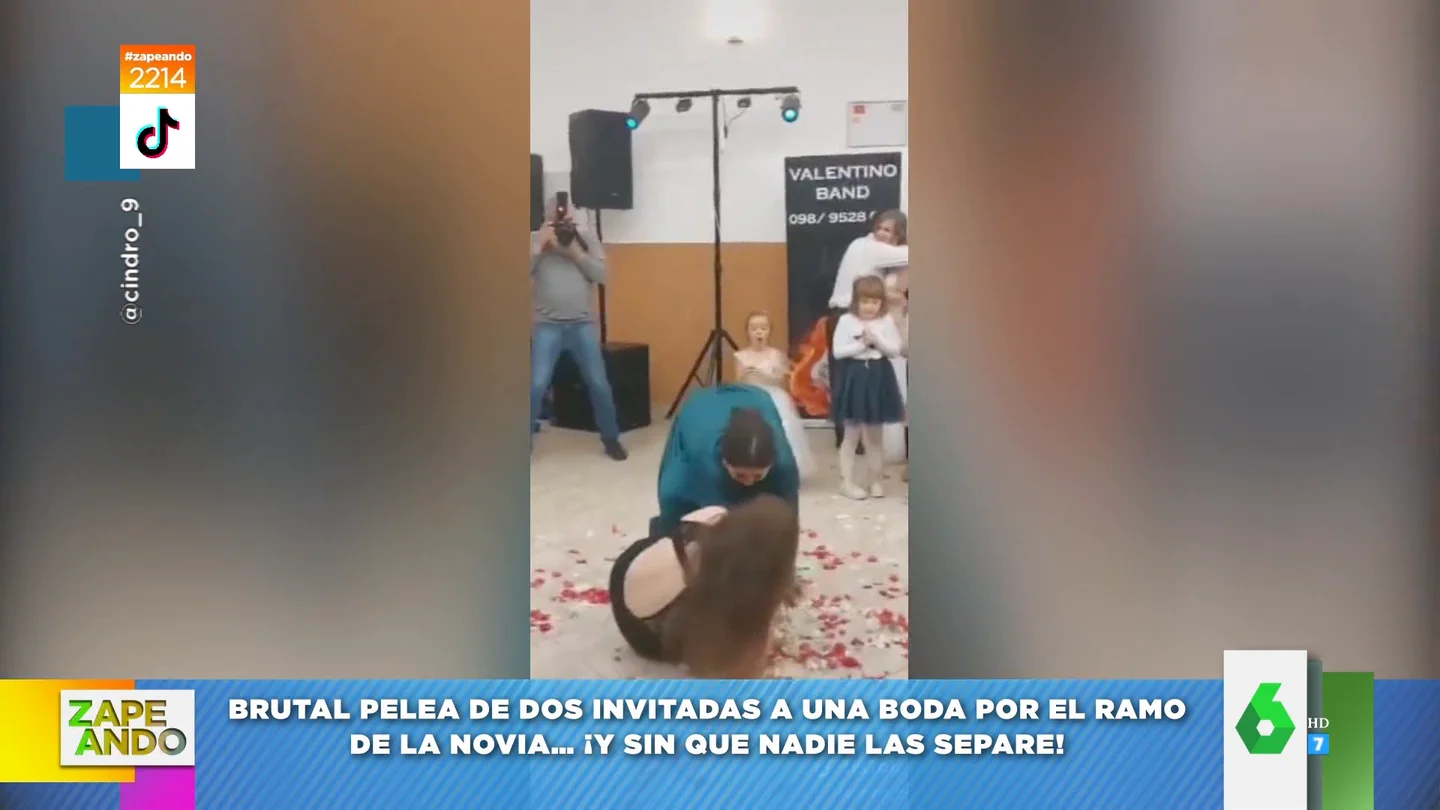 La pelea entre dos invitadas por conseguir el ramo de novia La pelea entre dos invitadas por conseguir el ramo de novia
