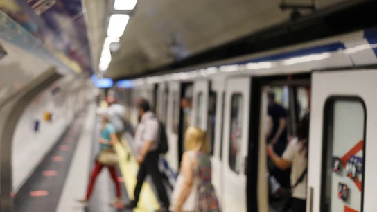 Dos ciudadanos se pelean en el metro de Madrid por el uso de la mascarilla Dos ciudadanos se pelean en el metro de Madrid por el uso de la mascarilla